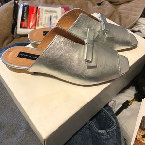 BRAND NEW STEVE MADDEN MULE SANDALS SILVER